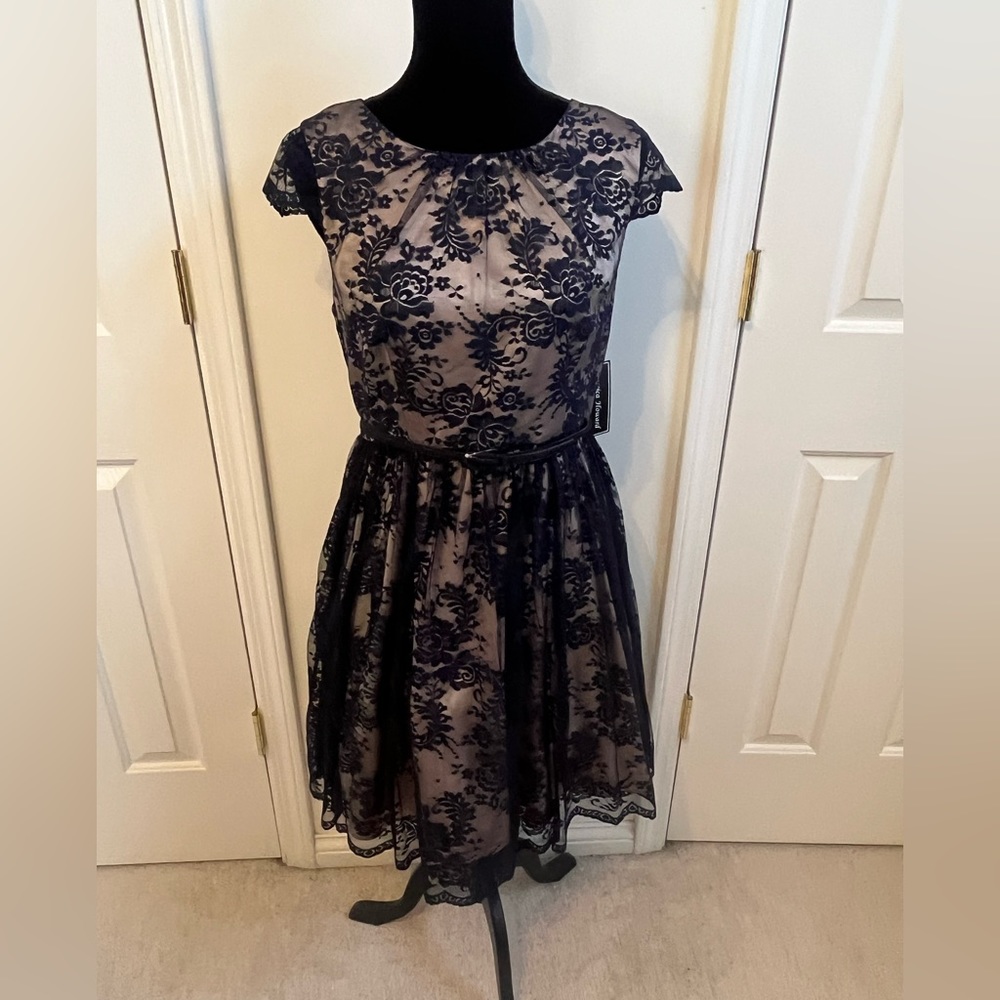 NWT Jessica Howard nude with navy lace overlay dress. 10p. Has belt.
